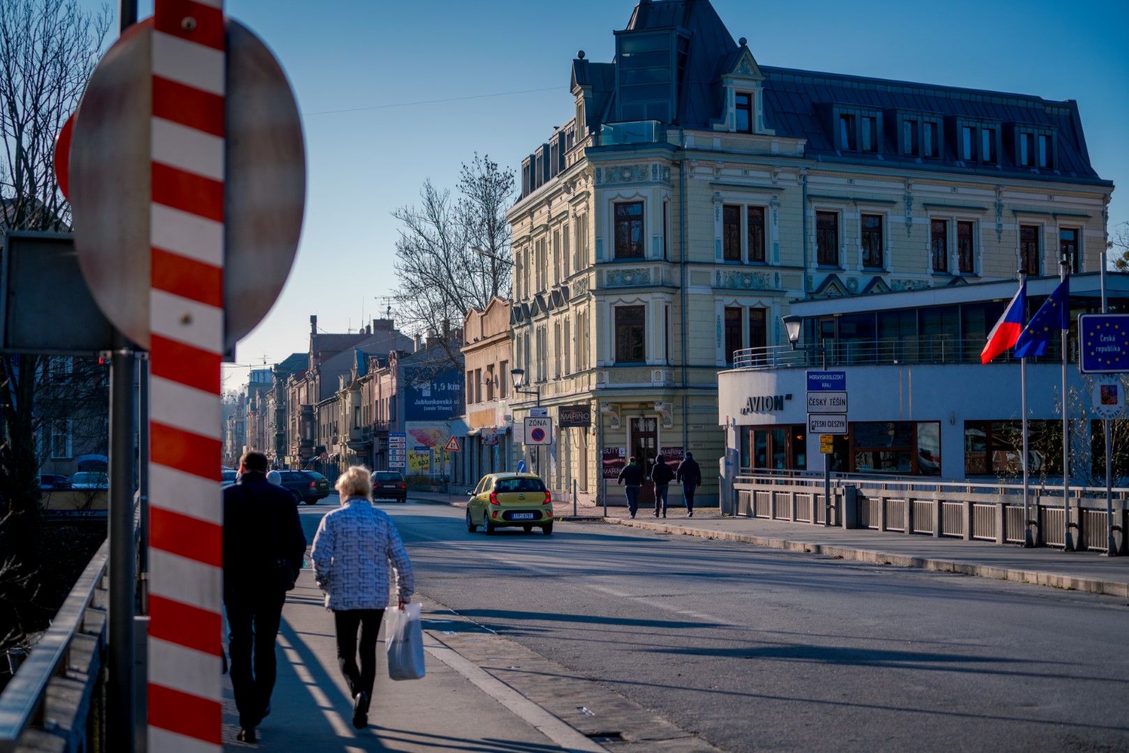 Para przekraczająca przejście graniczne na Moście Przyjaźni